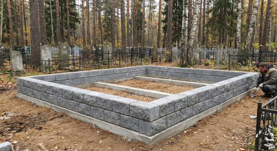 fundament-besser-bloki-odin-ryad-kladbishche